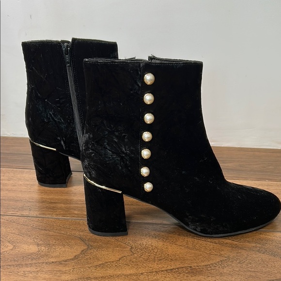 Elegant Black Velvet Ankle Boots with Pearl Detailing Isaac Mizrahi brand. 8.5 - Picture 2 of 10